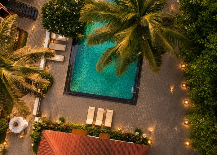 Courtyad - ASR- des wed-Features
